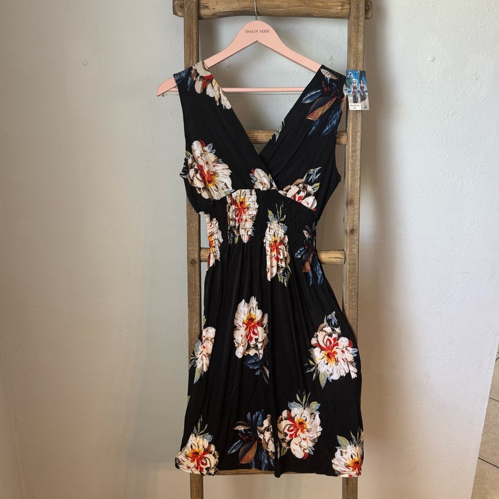 New Black Women’s Floral sleeveless mini dress size XXL
Fits size 14 
Summer